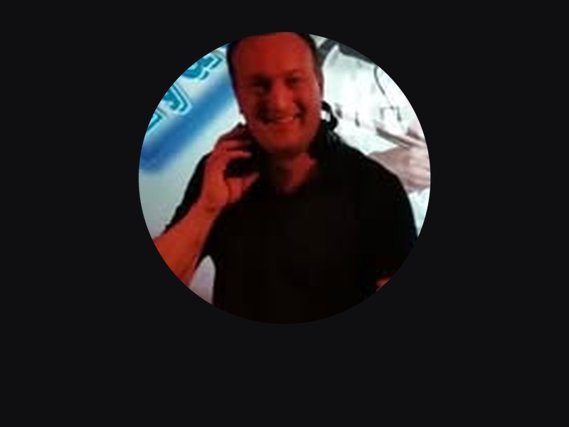 DJ Paul Minkenberg mit Kopfhörern – legt in der Cocktailbar auf
